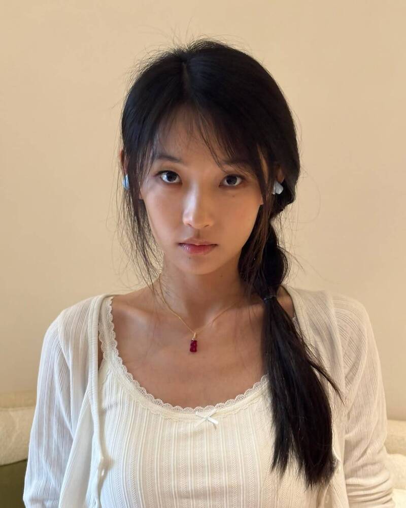 爆料者指周姓女星自己不愛吹冷氣，炎炎夏日也不准其他人開冷氣。（翻攝自IG）