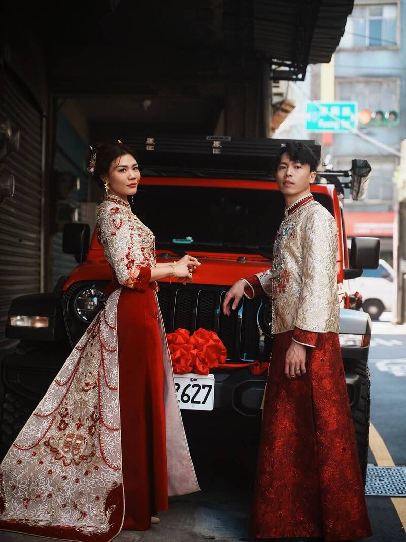 小象愛出門（左）和老謝在外婆家完成文定儀式。（翻攝自IG）