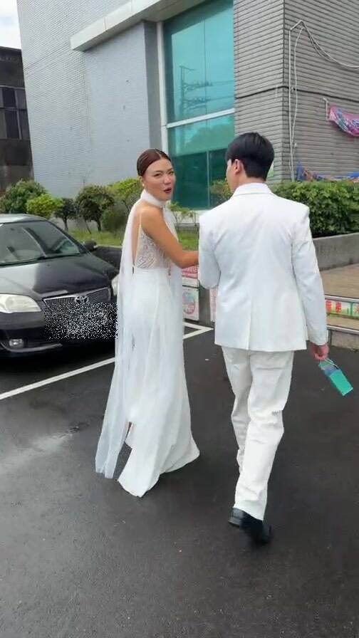 小象愛出門（左）辣秀美背。（翻攝自IG）