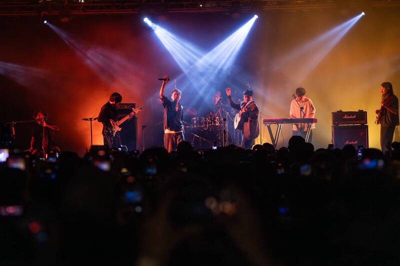 老王樂隊和阿山（中）、旭章（右二）一起合唱夯曲。（簡單生活節提供）