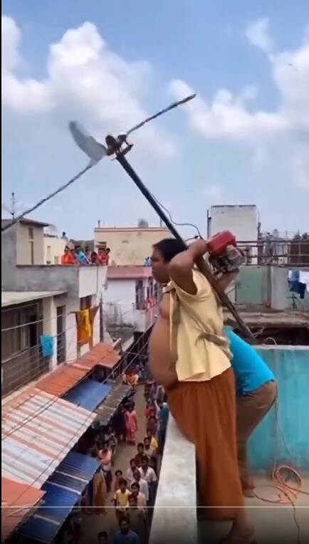 巴基斯坦男子身揹巨大竹蜻蜓挑戰飛行。（翻攝自X）