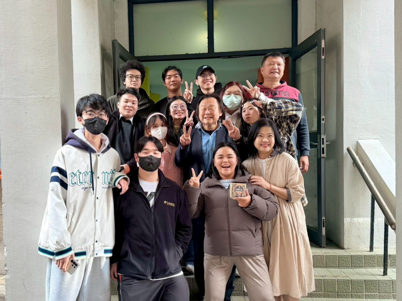 王世堅在台北海大掀校園暴動，學生從教室擠到門口搶合照。（台北海大提供）