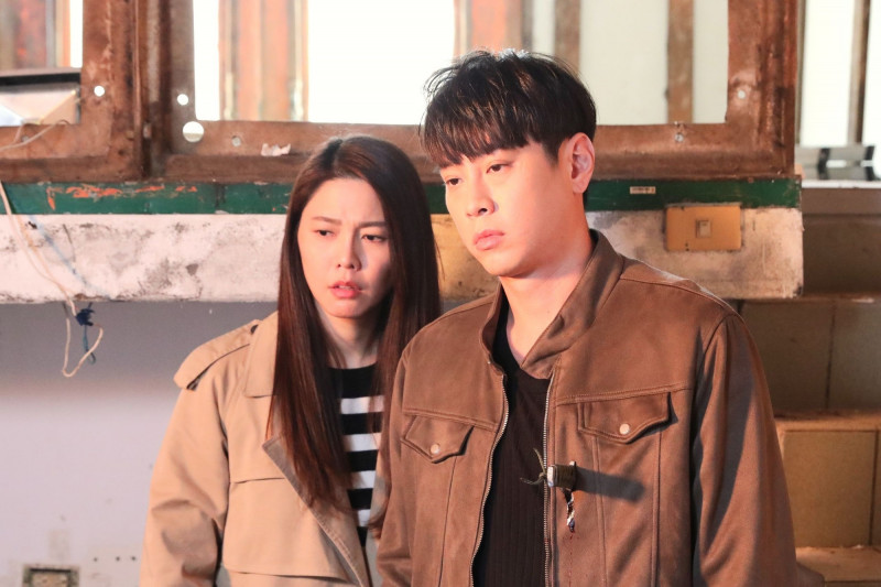 吳東諺（右）在休息時間也堅持在原地不動，好讓情緒維持著。（民視提供）