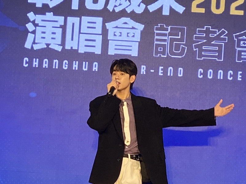 人氣歌手洪暐哲現身記者會現場，開嗓獻唱，炒熱氣氛。（記者張聰秋攝）
