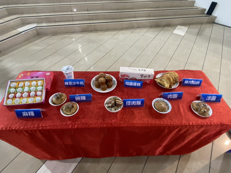 歲末演唱會除了藝人表演，更有美食市集，讓民眾吃得飽飽、聽得盡興。（記者張聰秋攝）