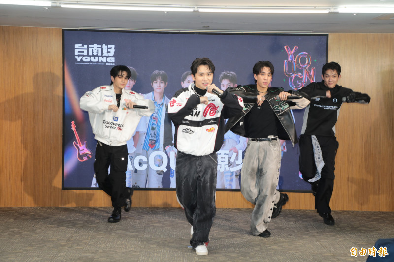 AcQUA源少年現身帶來熱力舞蹈表演「e步e步」，炒熱現場氣氛（記者王姝琇攝）