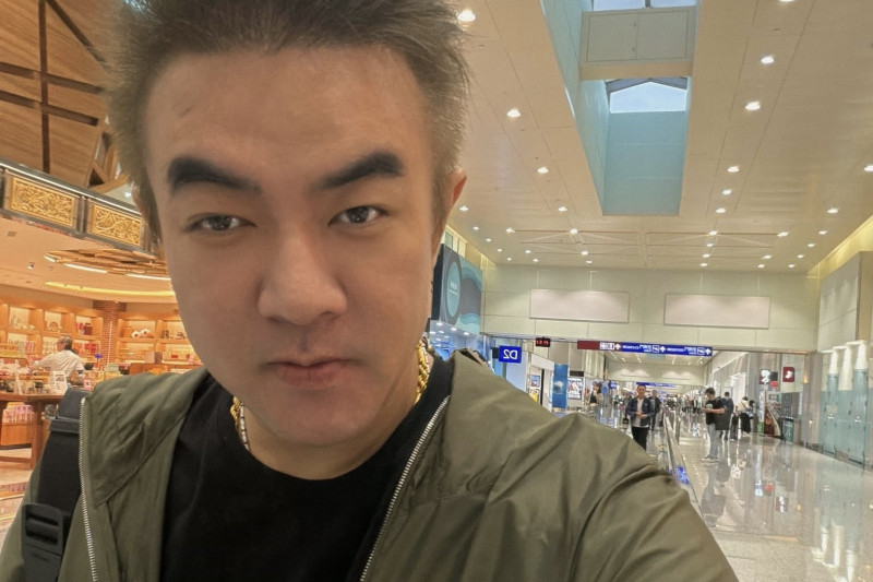 星爺過去面對酸民指控不以為意，直言認識黑道不等於黑道。（翻攝自臉書）