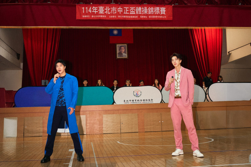 古程丰（左）攜手潘胤傑合唱新歌《並肩飛翔》。小超人綜合體能俱樂部提供）