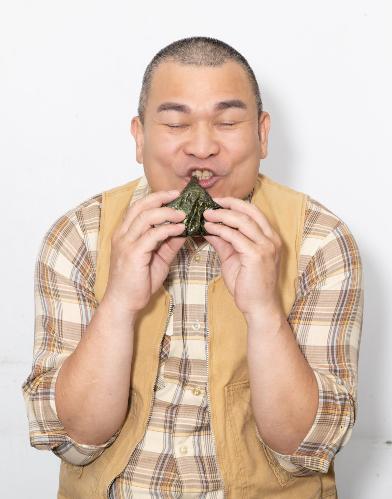 陳萬號在《有料偵探》飾演喜歡美食的刑警。（17LIVE提供）