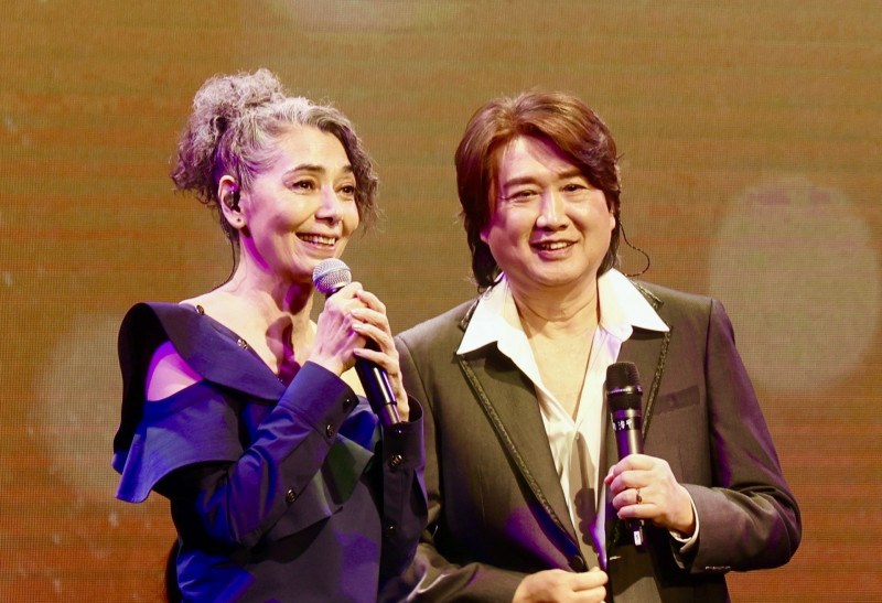 情歌天王周治平助陣賴佩霞。（尚時代文創娛樂提供）