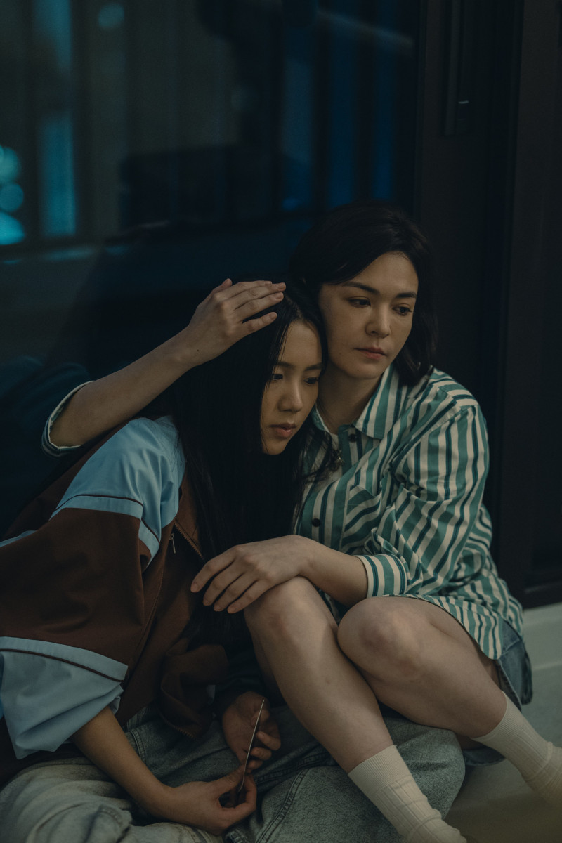 張榕容（右）拍《整形過後》時，教Emma許多拍戲技巧。（六魚文創提供）