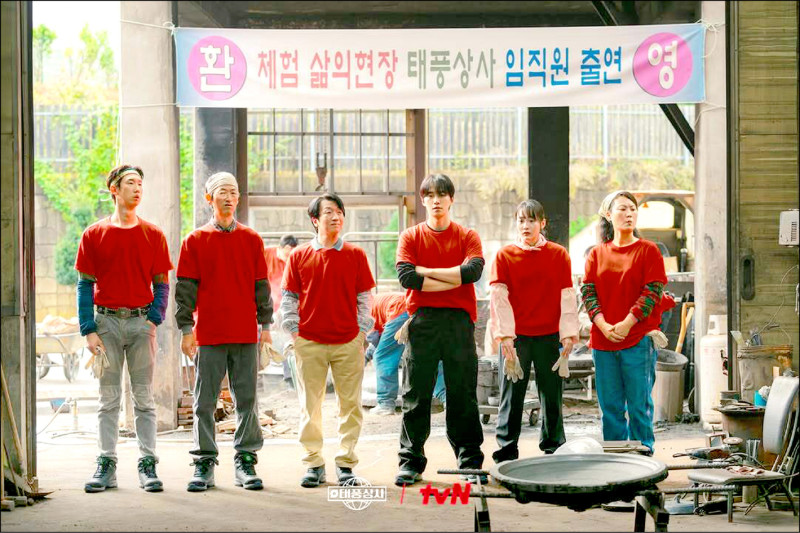 李俊昊（右三）在戲中帶領全體公司職員挺過經營危機。（翻攝自IG）