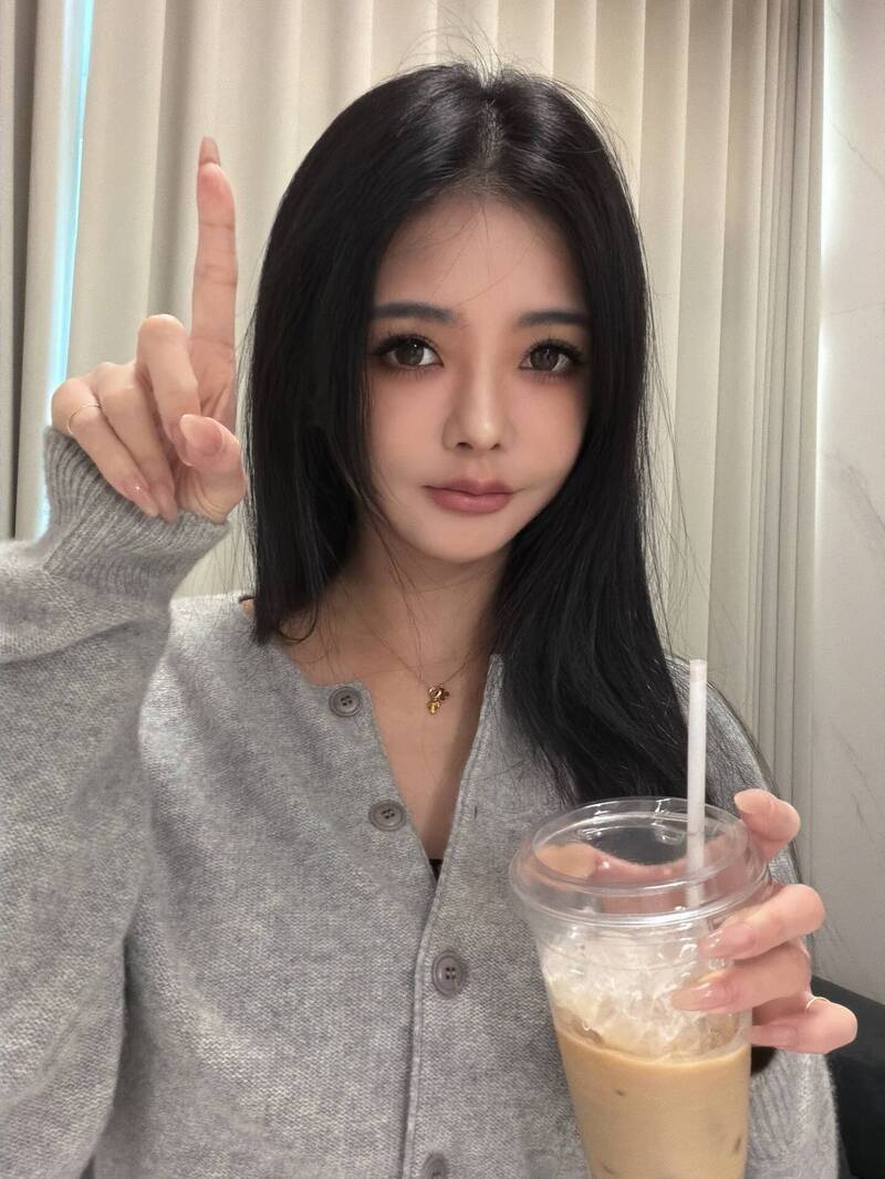 黃廉盈透露，自己目前正在韓國讀書。（翻攝自臉書）