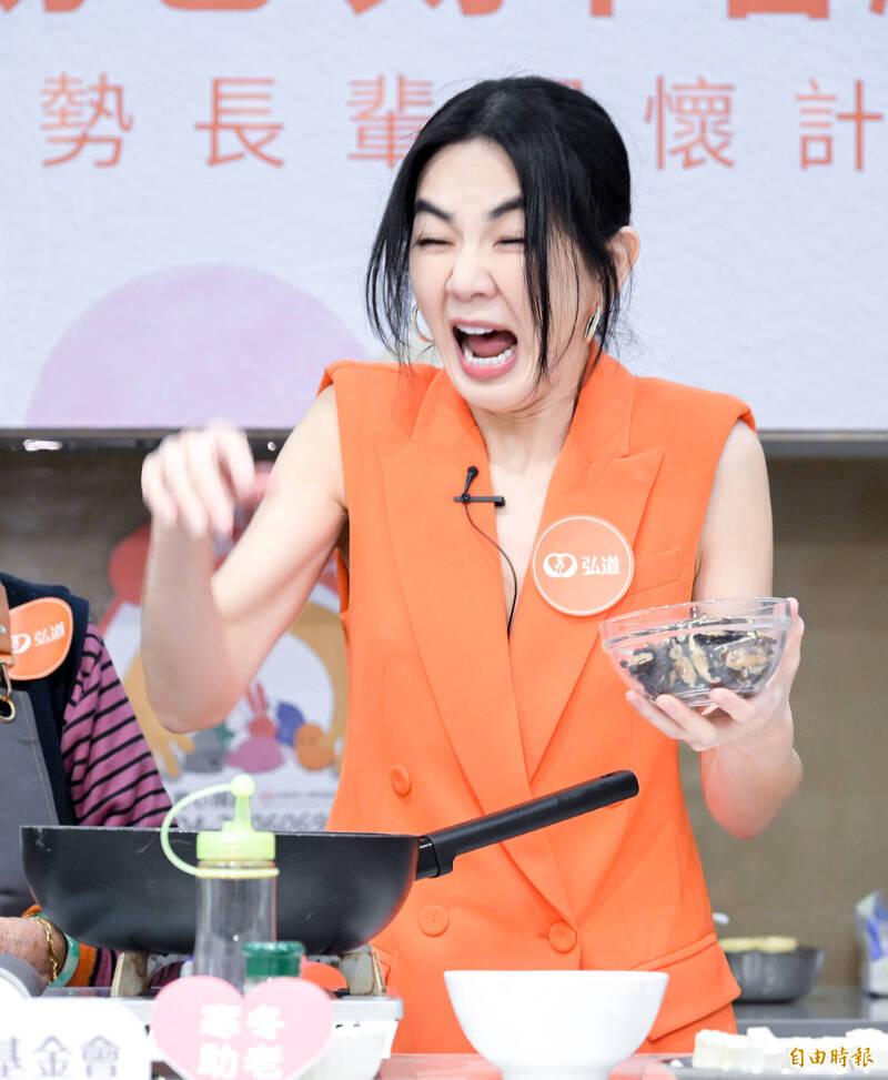 Ella擔任公益大使陪長者做拿手菜。（記者王文麟攝）