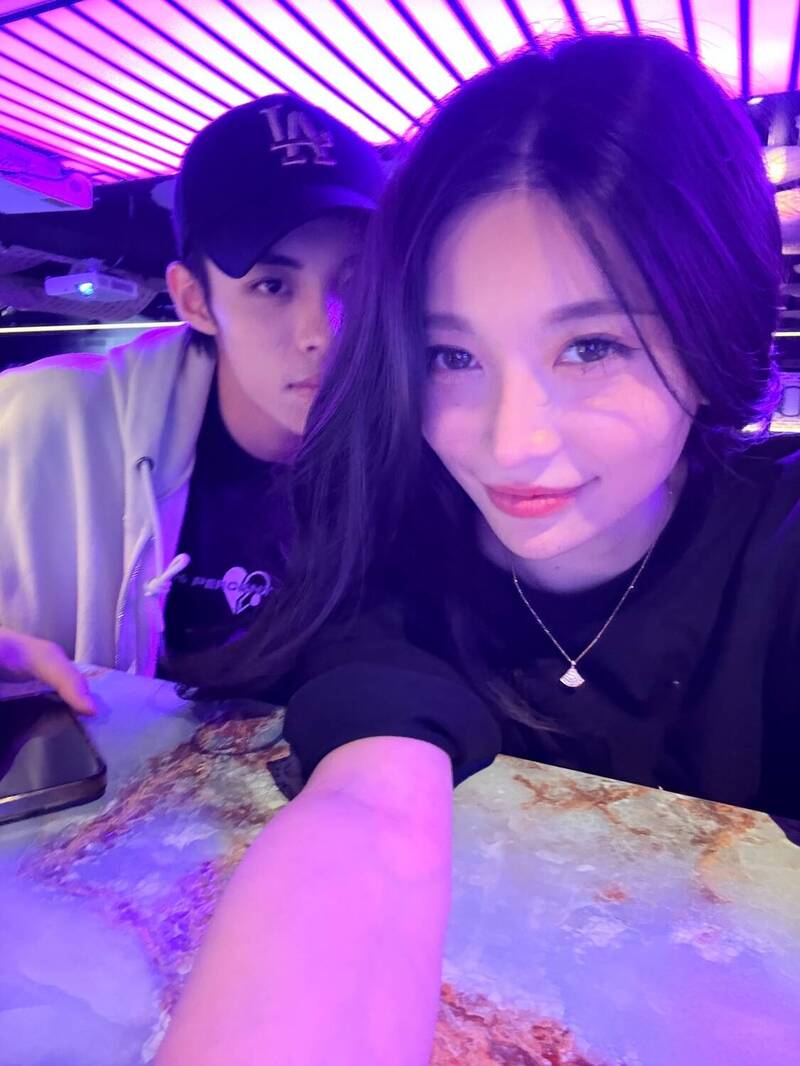 祈錦鈅大方分享與陳任佑工作時的側拍。（祈錦鈅提供）