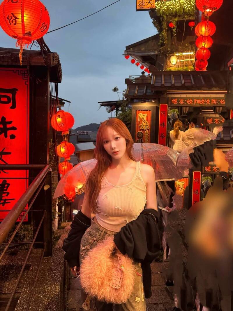 小宵虎南在九份留下2025年在台灣最後的身影，高喊明年見。（翻攝自IG）