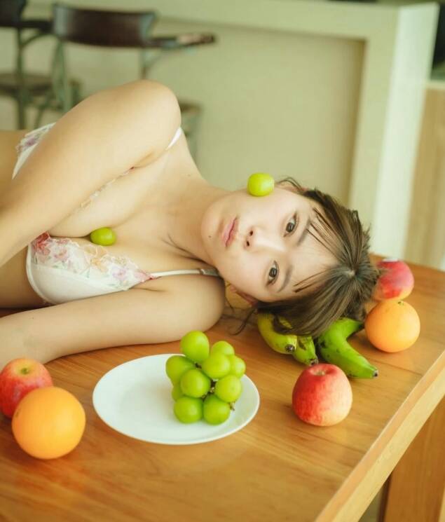 山內鈴蘭直言沒有經紀人在現場，她在拍攝寫真集時完全沒有包袱。（翻攝自IG）