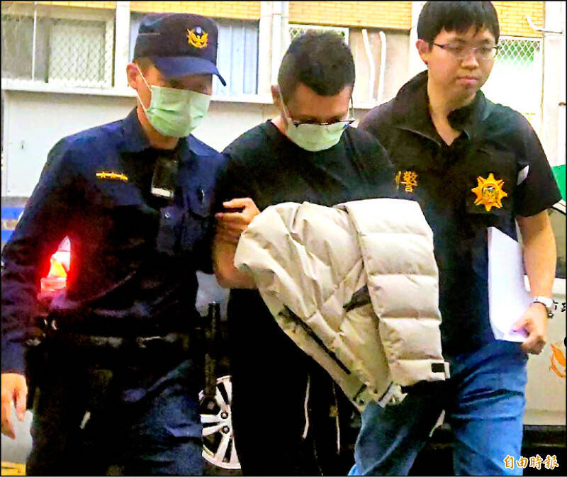 警方昨將涉嫌打傷夏天倫的林姓男子（圖中）移送北檢複訊。（記者王定傳攝）