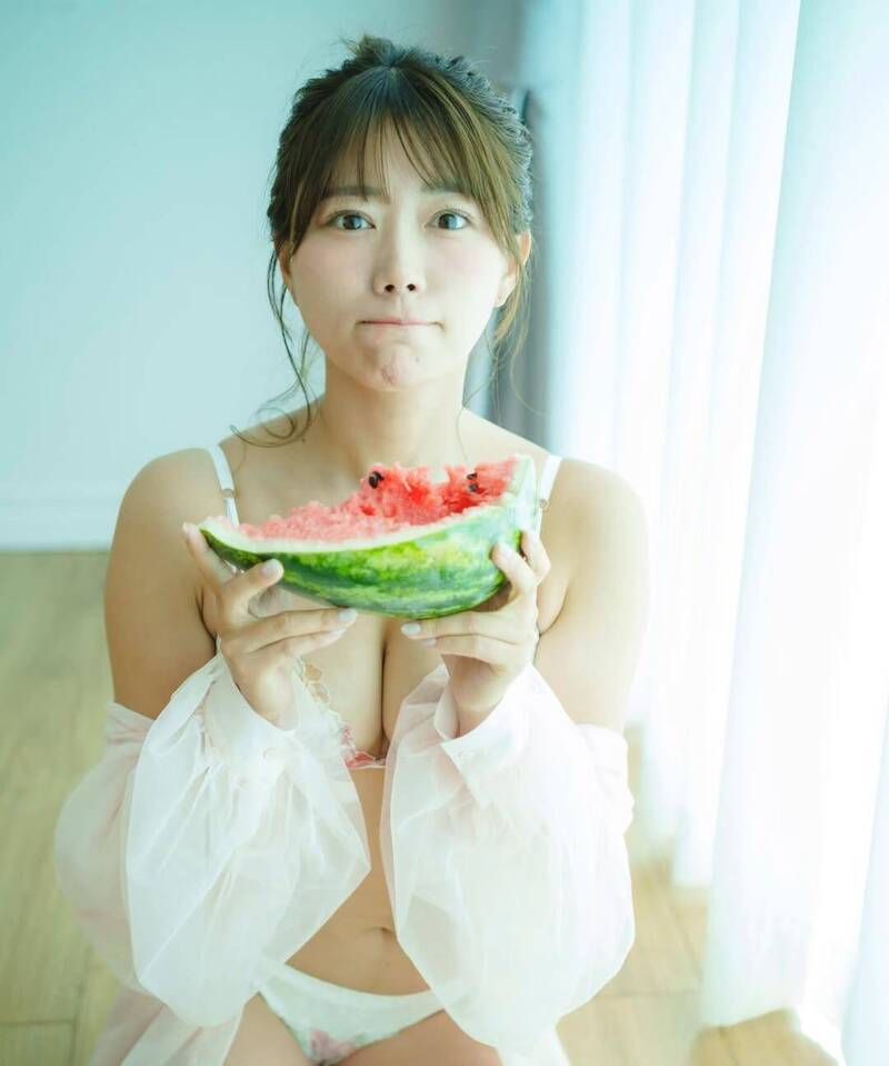 山內鈴蘭從偶像團體退役後，出過多本寫真集。（翻攝自IG）