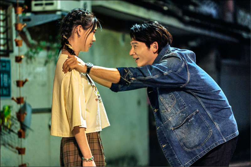 温昇豪（右）和Emma在《整形過後》飾演父女。（六魚文創提供）