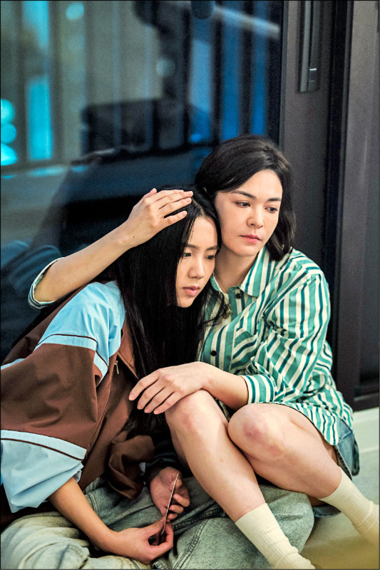 張榕容（右）拍《整形過後》時，教Emma許多演戲技巧。（六魚文創提供）