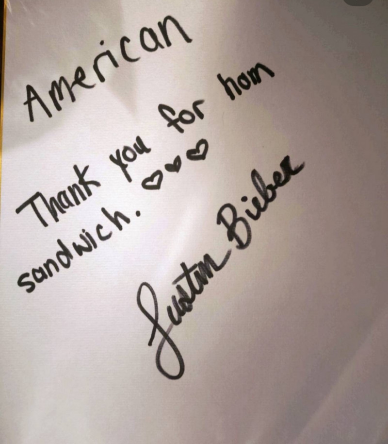 小賈斯汀親切為店家簽名。（翻攝自IG）