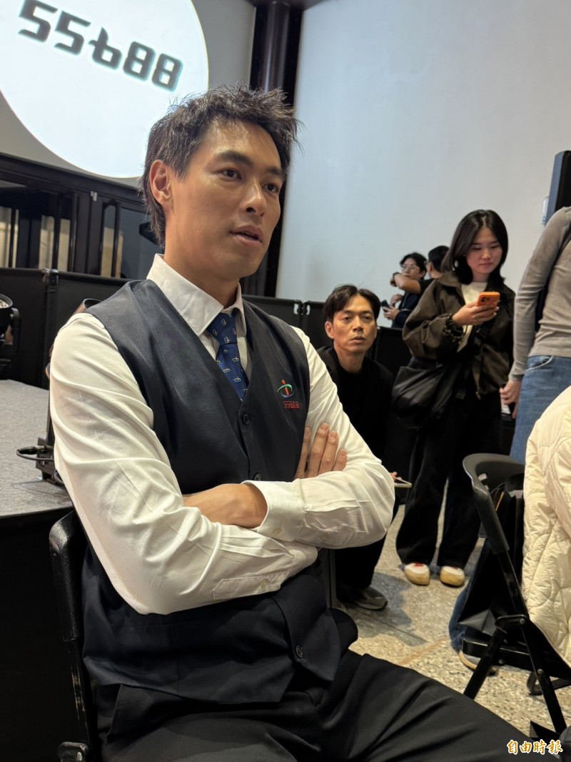 楊祐寧被問及師弟張軒睿新聞，表情嚴肅。（記者蕭方綺攝）