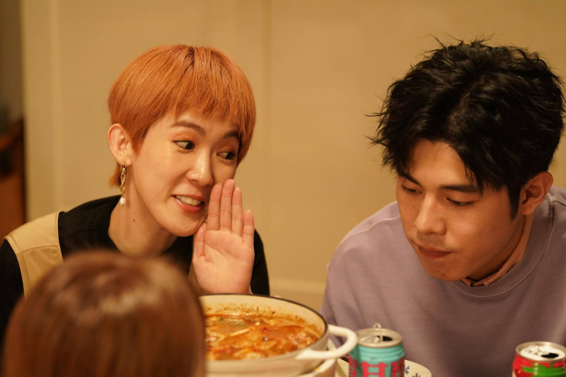 孫可芳（左）在《何百芮的地獄戀曲》飾演敢愛敢恨肉食女，和詹懷雲共譜戀曲。（彼此影業提供）