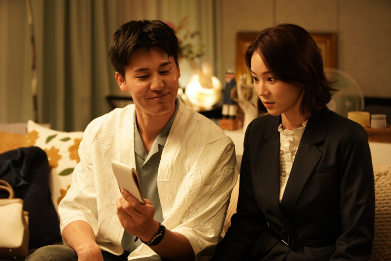 鍾瑶（左）在《何百芮的地獄戀曲》與日本男友風田談遠距離戀愛。（彼此影業提供）