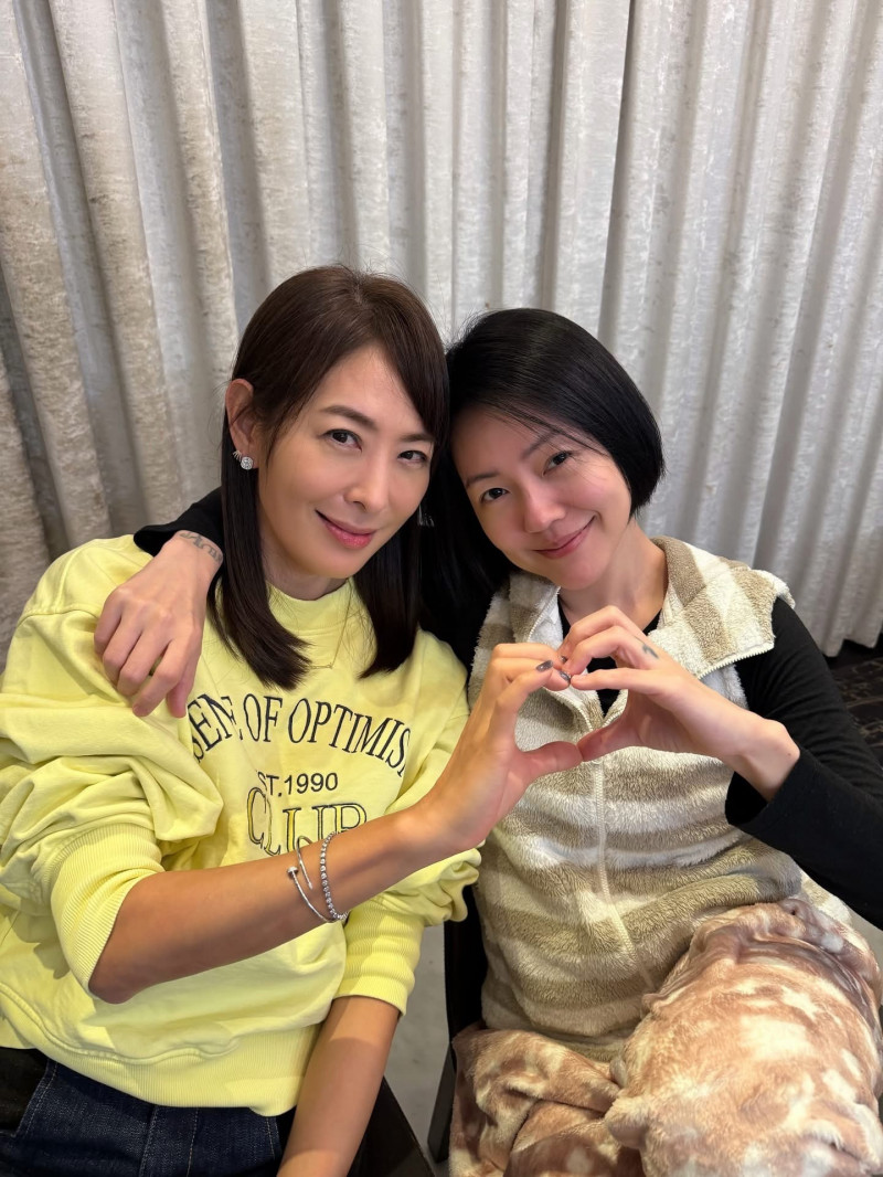 小S為101獻聲哭到手握拳，賈永婕表示今年煙火背後有沉重思念。（翻攝自臉書）