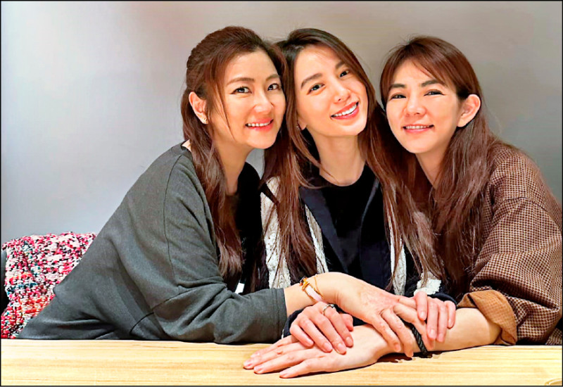 Selina（左起）、田馥甄、Ella已相約一起跨年開趴。（翻攝自臉書）