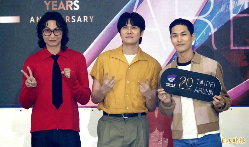金曲樂團「宇宙人」今天特地現身記者會祝賀台北小巨蛋20歲。（記者潘少棠攝）