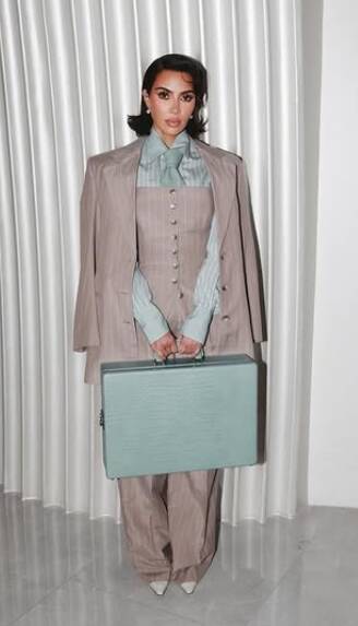 這套衣服是金姐在《訴訟女王》包得最緊的一套了，事實上，她在劇中出席調解庭時，還是常常穿得很「性感」。（翻攝自IG） 