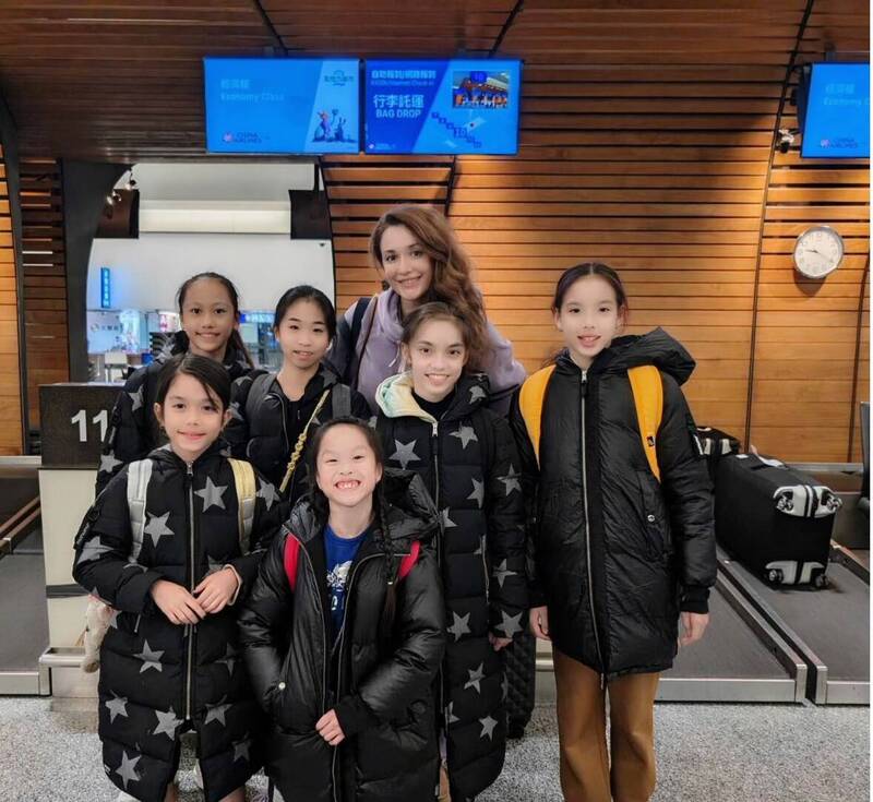 瑞莎培育台灣韻律體操小選手，向來不遺餘力，經常帶她們出國比賽。（翻攝自臉書） 