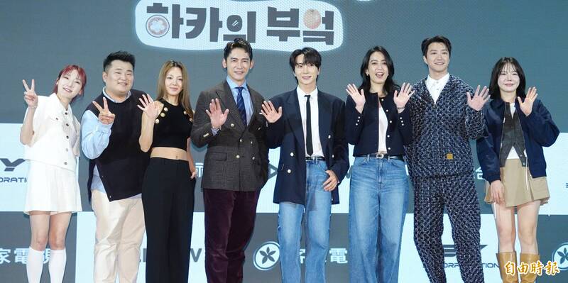 左起喜飯、李元日、孝淵、温昇豪、利特、陳庭妮、江宏傑、趙序衡。（記者潘少棠攝）