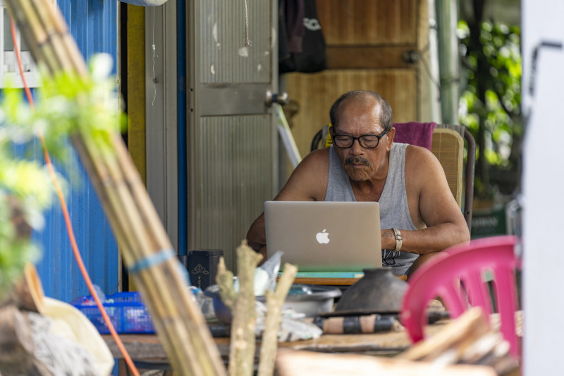 夏曼藍波安返鄉蘭嶼書寫海洋文學。（目宿媒體提供）