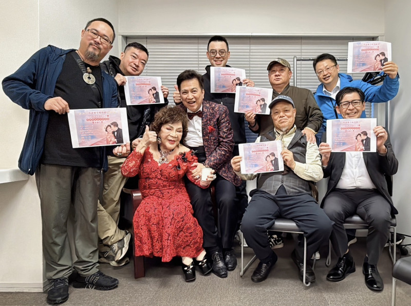 周遊（前排左二）在後台與粉絲合影。（李朝永提供）