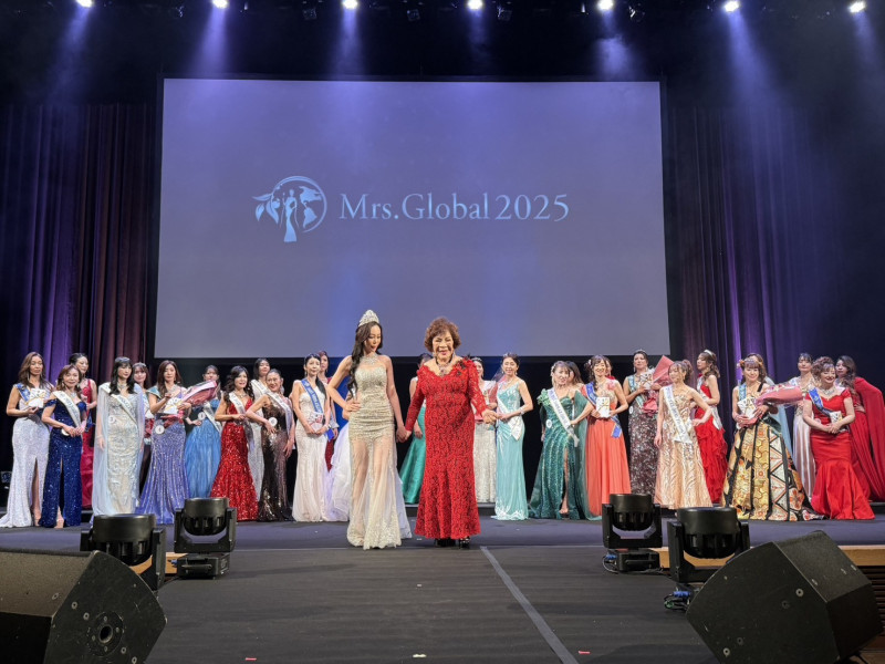 周遊與參賽美女合照。（李朝永提供）