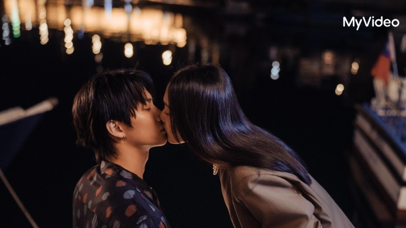 范少勳（左）在《人浮於愛》與林映唯（右）接吻。（公共電視、台灣大哥大MyVideo提供）