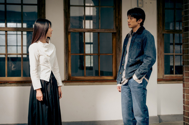 初孟軒（右）在《啵me之我的青春住了鬼》決心陪伴邵雨薇找回一段充滿遺憾的愛戀。（風暴國際提供）