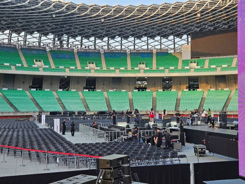 QWER採排照片流出。（翻攝自Threads）