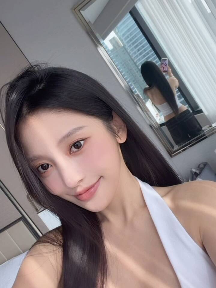 蔡瑞雪的鏡子映出背心後面露出大片美背。（翻攝自IG）