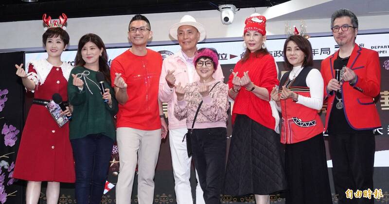 左起寇乃馨、李晶玉、何戎、廖偉凡、紀寶如、周丹薇、何方、黃國倫。（記者潘少棠攝）