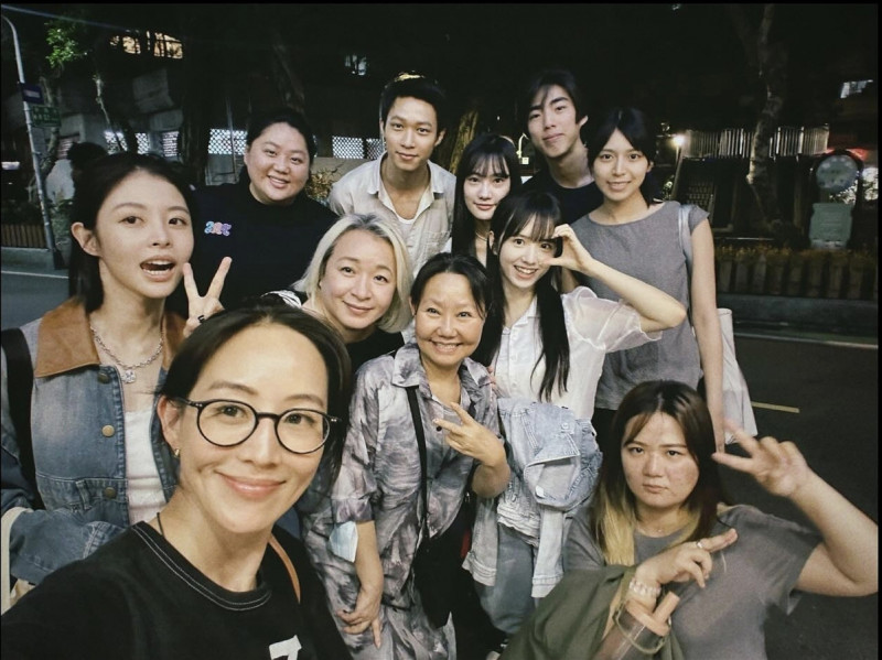 張鈞甯（左前）的經紀公司栽培許多新人。（翻攝自IG）