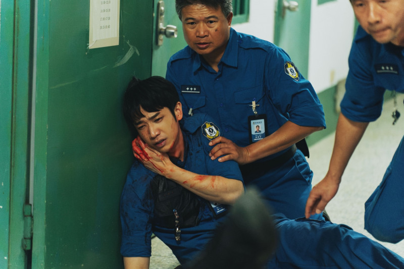 劉以豪在《監所男子囚生記》遭遇受刑人暴動被挾持受傷。（愛奇藝國際版、壹壹影業提供）