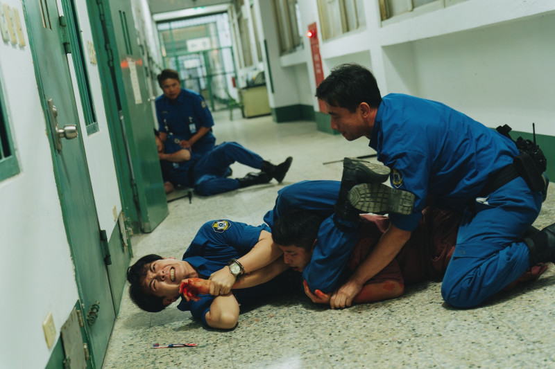 施名帥（左）在《監所男子囚生記》以流暢又有力量的「剪刀腳」制伏受刑人。（愛奇藝國際版、壹壹影業提供）