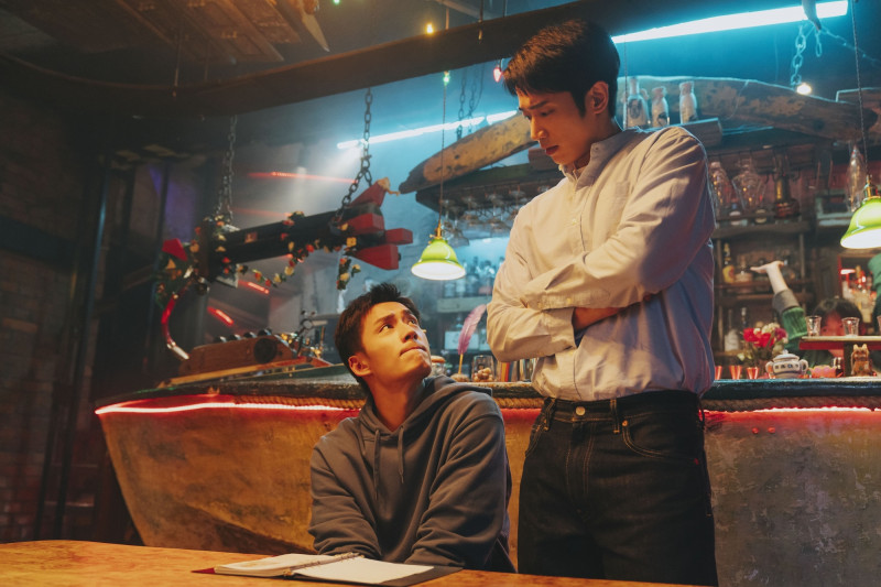 劉以豪（右）在《監所男子囚生記》與陳澤耀（左）有柔術對手戲。（愛奇藝國際版、壹壹影業提供）