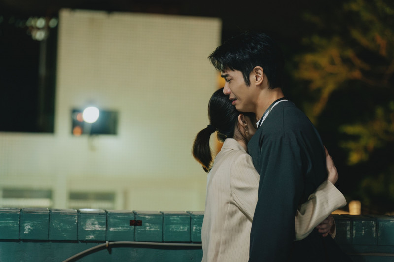 詹子萱（左）在《監所男子囚生記》與劉以豪（右）在台中頂樓拍攝情緒重頭戲。（愛奇藝國際版、壹壹影業提供）