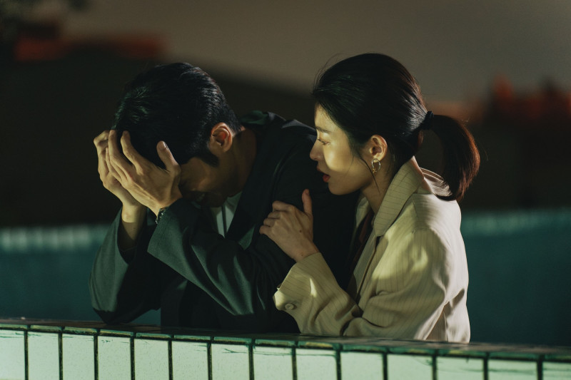 詹子萱（右）在《監所男子囚生記》陪伴劉以豪（左）。（愛奇藝國際版、壹壹影業提供）