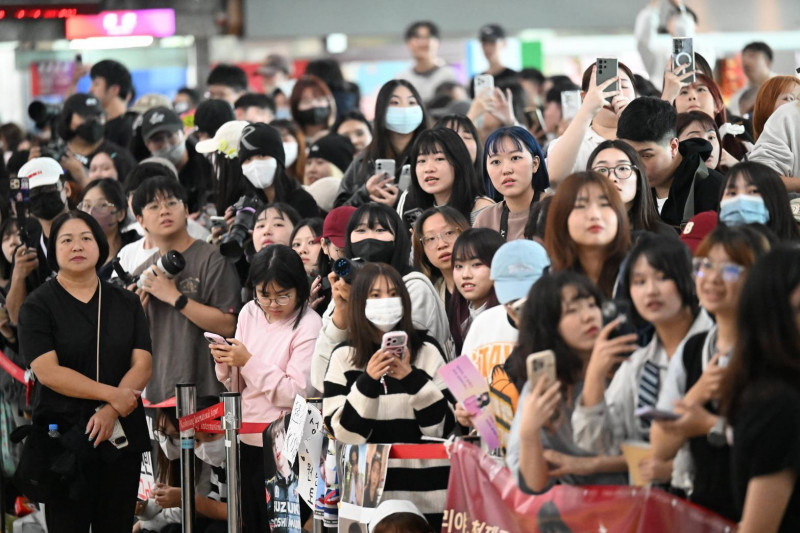 現場接機的除了女性之外，男粉絲也準備相機拍攝來參加AAA的偶像們。（記者李惠洲攝）